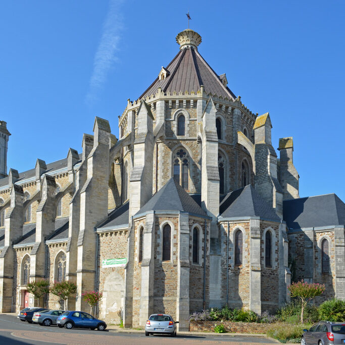 Eglise_Saint-Benoit-Aizenay_(Vendee)-BD